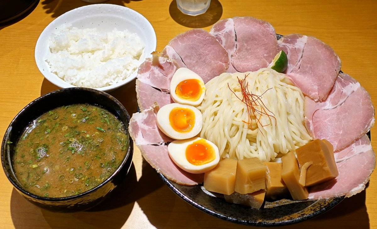 agunesu_dejitar's tweet photo. らーめん鶴武者さん
ちゃーしゅーつけ麺(大盛)+めんま大盛+煮玉子･ごはん

昨日から導入された券売機で食券を購入してから着席♪
限定が続いてて超大好きなつけ麺を食べるのは約８ヶ月ぶりでした🤤

ﾂﾙﾂﾙでﾓﾁﾓﾁ食感の自家製麺は､そのまま食べると小麦の香りと旨味が最高で､酢橘を搾って食べても超絶品😋
魚介の濃厚な風味が抜群のｽｰﾌﾟとの相性も抜群で､丼に花が咲いたちゃーしゅー､煮玉子､めんまの具材も完璧で最高に旨い😍😍😍

ﾂﾔﾂﾔの「ごはん」もめちゃめちゃ美味しいですよ😋
