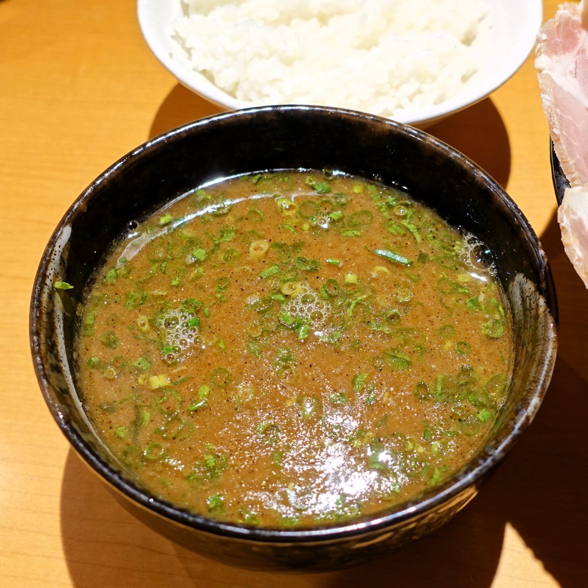 agunesu_dejitar's tweet photo. らーめん鶴武者さん
ちゃーしゅーつけ麺(大盛)+めんま大盛+煮玉子･ごはん

昨日から導入された券売機で食券を購入してから着席♪
限定が続いてて超大好きなつけ麺を食べるのは約８ヶ月ぶりでした🤤

ﾂﾙﾂﾙでﾓﾁﾓﾁ食感の自家製麺は､そのまま食べると小麦の香りと旨味が最高で､酢橘を搾って食べても超絶品😋
魚介の濃厚な風味が抜群のｽｰﾌﾟとの相性も抜群で､丼に花が咲いたちゃーしゅー､煮玉子､めんまの具材も完璧で最高に旨い😍😍😍

ﾂﾔﾂﾔの「ごはん」もめちゃめちゃ美味しいですよ😋