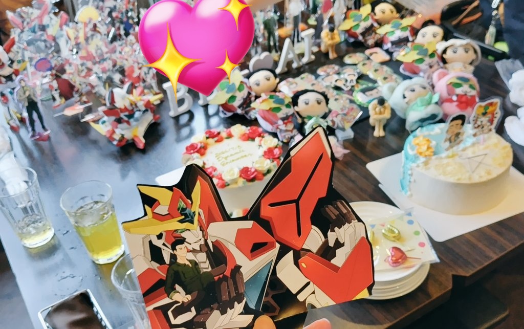 esecharlie's tweet photo. 人外ブレイサのオフ会にお邪魔させていただきましためっちゃ楽しかった～！グッズ達が壮観でしたありがとうございました！ https://t.co/RvNPozmBWG