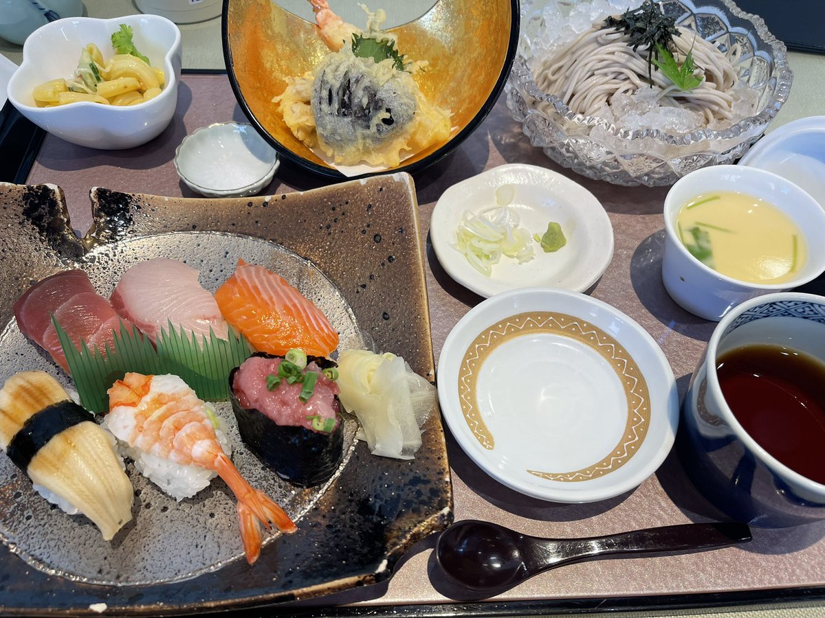 caznom's tweet photo. おだわらランチ狙いが
時間間に合わず
しんぶんカフェ俵屋に久々行ってみる
サバのウィンナー気になったので頼んでみた
安定の蕎麦ランチと
土用近いからか鰻丼のランチ https://t.co/DCR7eHXWPq