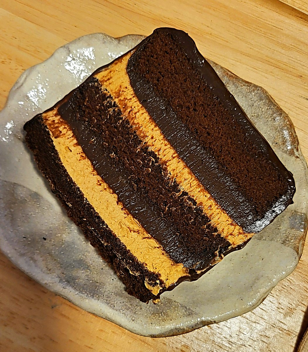 moonscafe75's tweet photo. london chocolate cake
เค้กที่เสริฟแล้วลค. บอหว่าทำไมชิ้นมันใหญ่สะใจจังคะ? 

คือจริงๆตอนทำภาพในหัวก็ไม่ได้ใหญ่ขนาดนี้เลยค่ะ  😂 มันเพลินมือมากไปหน่อย https://t.co/AcCkWS9yt3