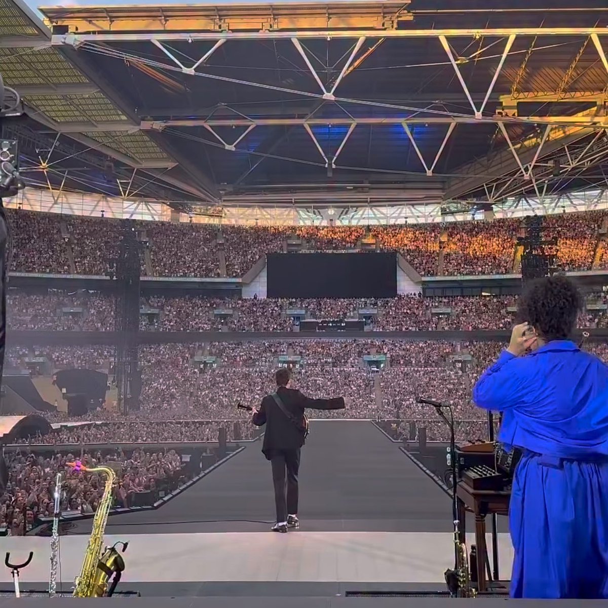 ghostinkissys's tweet photo. this perspective showing how INSANE THE CROWD LOOKS…oh harry u are a LEGEND https://t.co/2xS3bBw5Nx