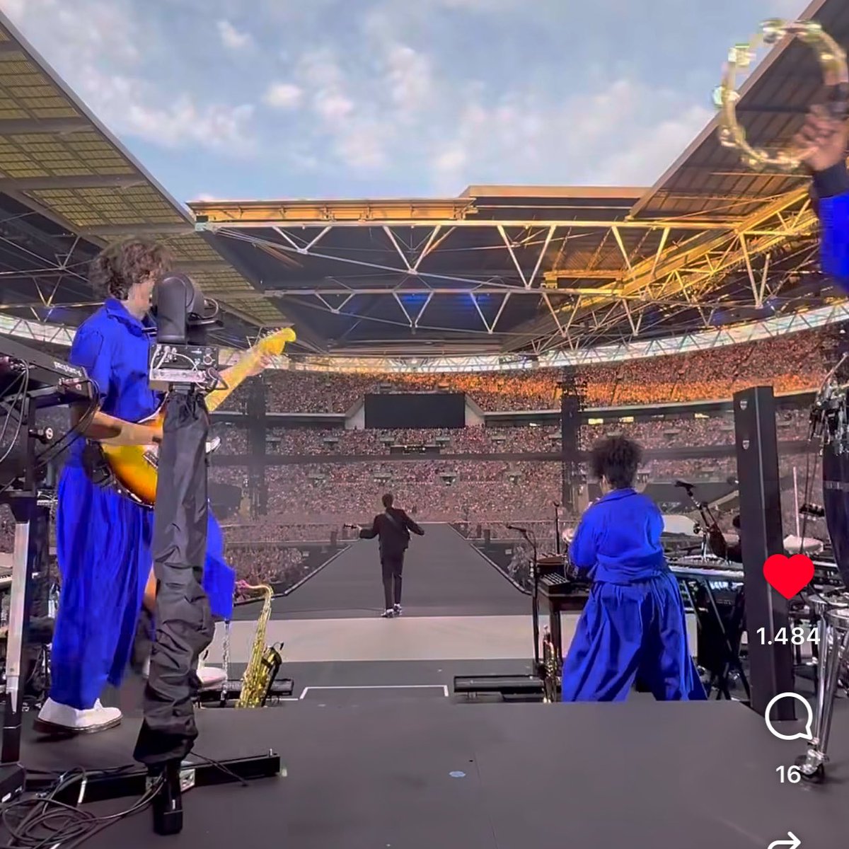 ghostinkissys's tweet photo. this perspective showing how INSANE THE CROWD LOOKS…oh harry u are a LEGEND https://t.co/2xS3bBw5Nx