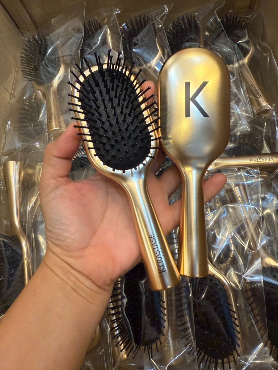 numjshop's tweet photo. ✨💛พร้อมส่ง 290.- NoBox - หวีทอง KERASTASE Mini Hair Brush

#KERASTASE #นัมสต็อค https://t.co/pOKtO3ocVk