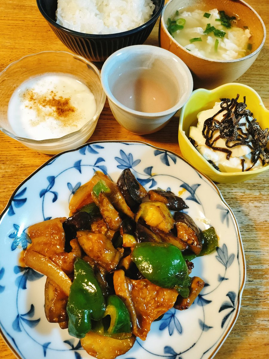 koromifood's tweet photo. #夜ごはん
塩昆布乗せ冷奴
きのこと卵白のスープ
茄子ピーマンこてっちゃん味噌炒め
ヨーグルト

仕事上がり金麦からのチャミスル🍻今日忙しかったーヨロヨロ帰ってきたよ ジャパンジャム配信観ながら食べてる ライブ行きたいなー
#おうちごはん https://t.co/HjxpgbqIln