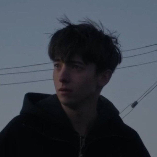 AlastairAKAmrA's tweet photo. ละ Joe Bird คือ ตอนอยู่ในหนัง (ทั้ง Talk to Me, Leviticus) คือคาร์จ๋องมากกกก พูดน้อย ซึม น้ำตาคลอ อีโม แค่เห็นหน้าก็เศร้าละ แต่ตัวจริงเป็นคนตลกโคตร55555555555555 อยากเห็นเล่นบทคนขี้เล่นกวน ๆ ฮา ๆ บ้างเลย 😂 https://t.co/zI9vEUZUcE