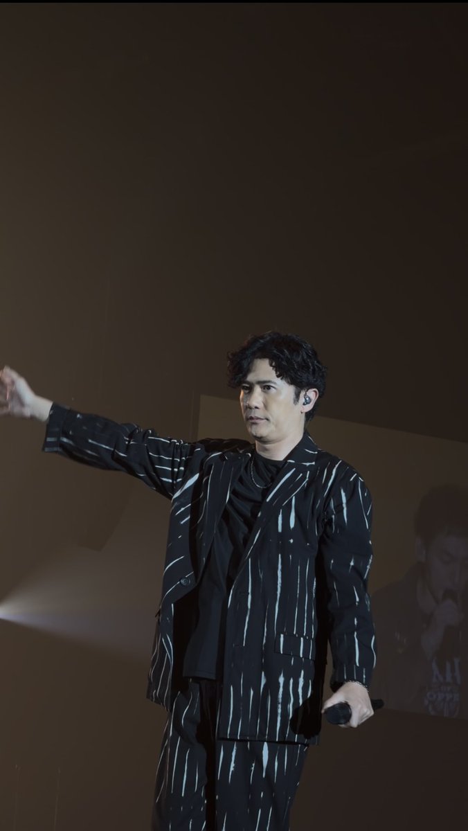 gorogorogo5611's tweet photo. ファンミ福岡 7/5 ニ部
吾郎王国の国王のお手振り。お美しい…！
#稲垣吾郎
#NAKAMAtoMEETING_vol5 https://t.co/BA1U3az7Uy