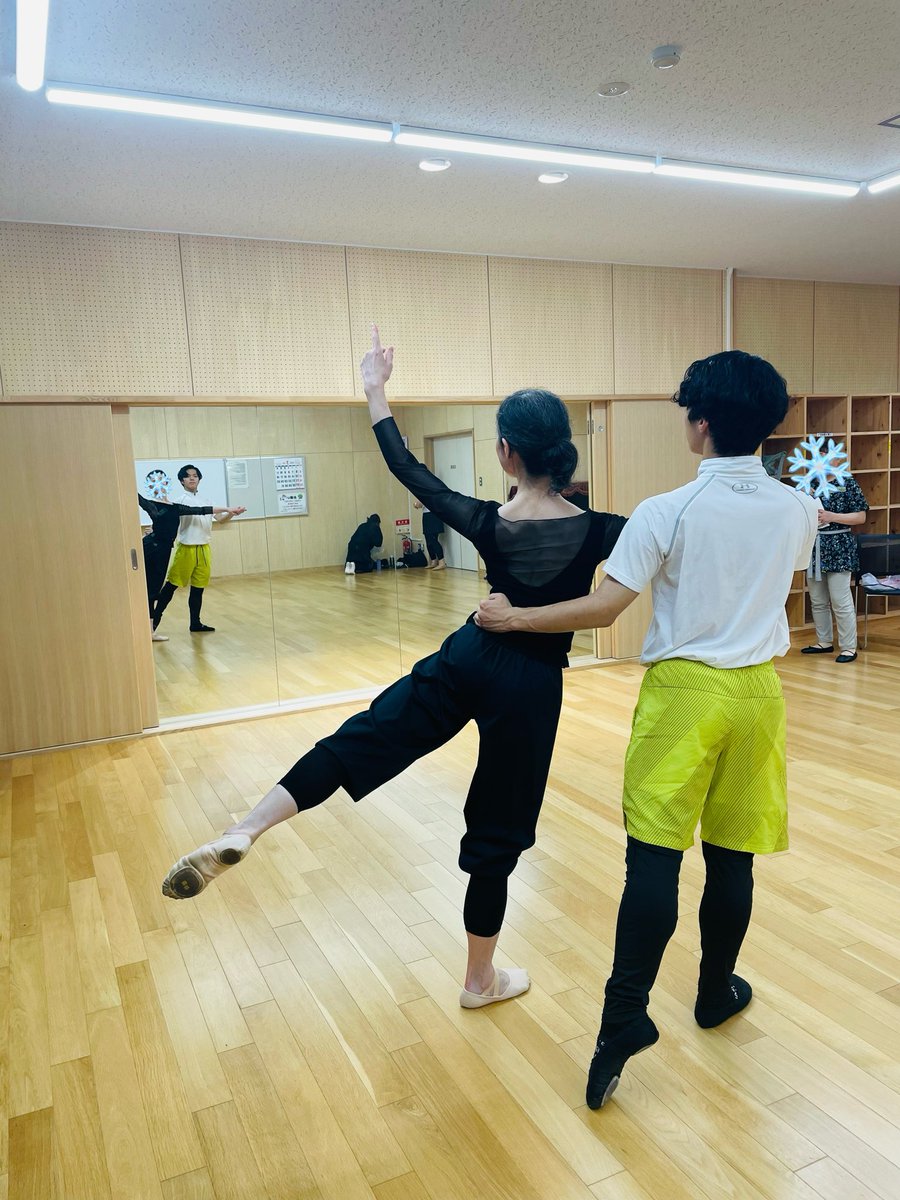 illil_'s tweet photo. 今後都内のマダムバレエサークルやスクールで時々90分レッスンをもたせていただけることになりました。

人数に余裕がある��にはビジターさんのお知らせをします（➡️いいねしておいてください）！

未経験の方も大歓迎です。レンタルシューズをご用意していますので気軽にお問い合わせください😊 https://t.co/c8BhbzCwFm