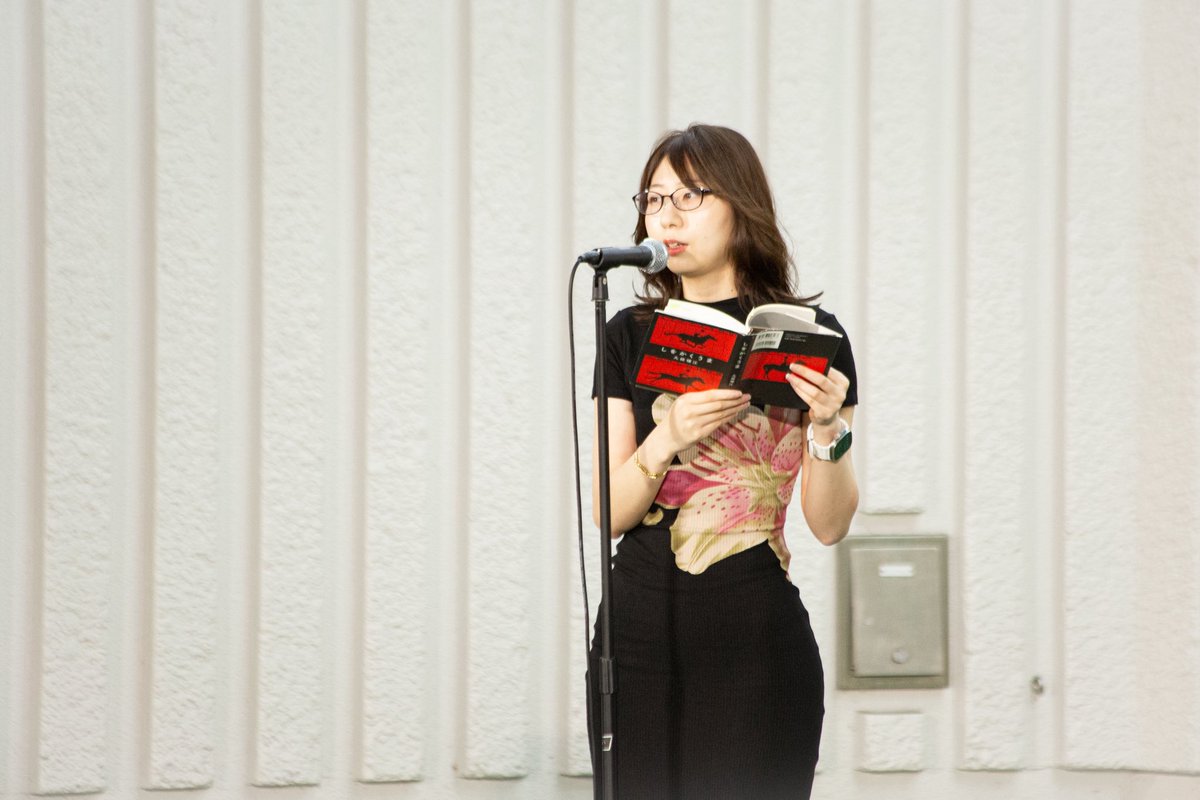 poetryinterface's tweet photo. ＼振り返り／

■第170回芥川龍之介賞受賞者として知られる九段理江さんのリーディングは、圧巻！　『しをかくうま』からの朗読。会場を一変させました。 https://t.co/my4TOgsSWR