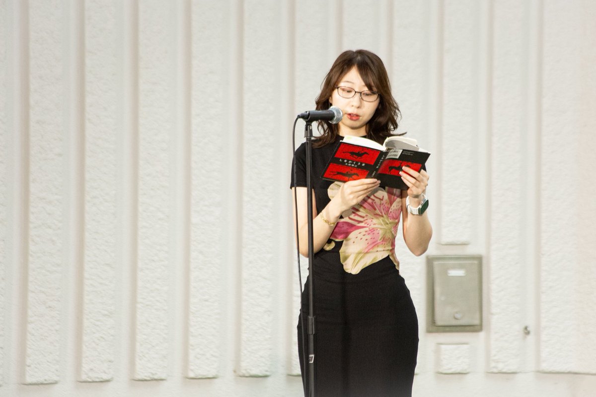 poetryinterface's tweet photo. ＼振り返り／

■第170回芥川龍之介賞受賞者として知られる九段理江さんのリーディングは、圧巻！　『しをかくうま』からの朗読。会場を一変させました。 https://t.co/my4TOgsSWR