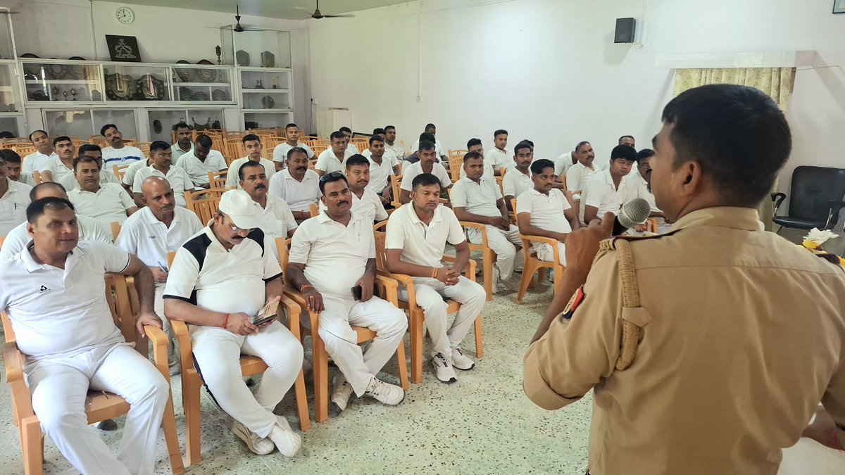 co12pacup's tweet photo. 💻 12वीं वाहिनी पीएसी, फतेहपुर में सेनानायक श्री मनोज कुमार अवस्थी (IPS) के निर्देशन में साइबर अपराध जागरूकता कार्यक्रम आयोजित हुआ। अधिकारियों एवं जवानों को ऑनलाइन ठगी, एटीएम क्लोनिंग, फर्जी ऐप, ओटीपी धोखाधड़ी से बचाव तथा 1930 हेल्पलाइन की जानकारी दी गई। #CyberSafety #UPPolice https://t.co/Gt5RhmwUa3
