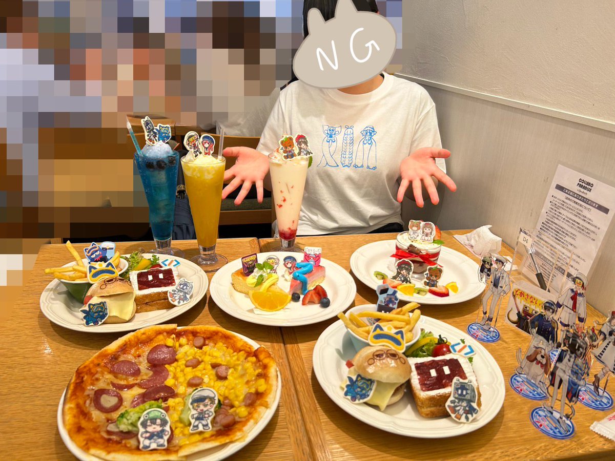 sonosiina's tweet photo. #50クラスイパラ 姉の彼氏と行きました❗️グッズはとっても素敵でフードめちゃくちゃ美味しいかったです‼️🤩🤩🤩 https://t.co/mkhmq5TIAn