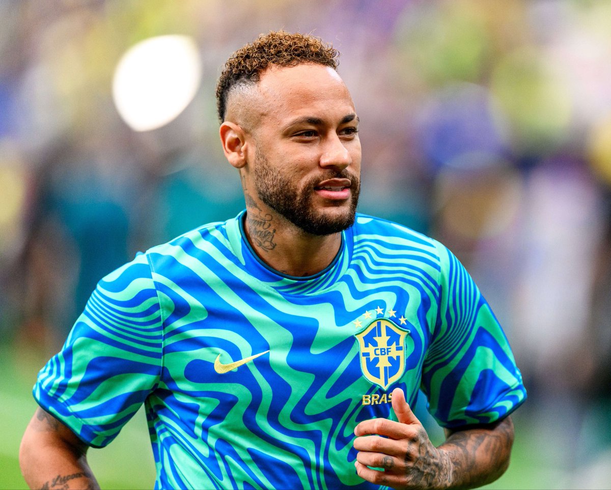 ActuFoot_'s tweet photo. «  POUR MON IDOLE ! » 🥹🫂

Désiré Doué 🇫🇷 a offert un maillot dédicacé à Neymar 🇧🇷. 👕 https://t.co/TYpM5kBvKI