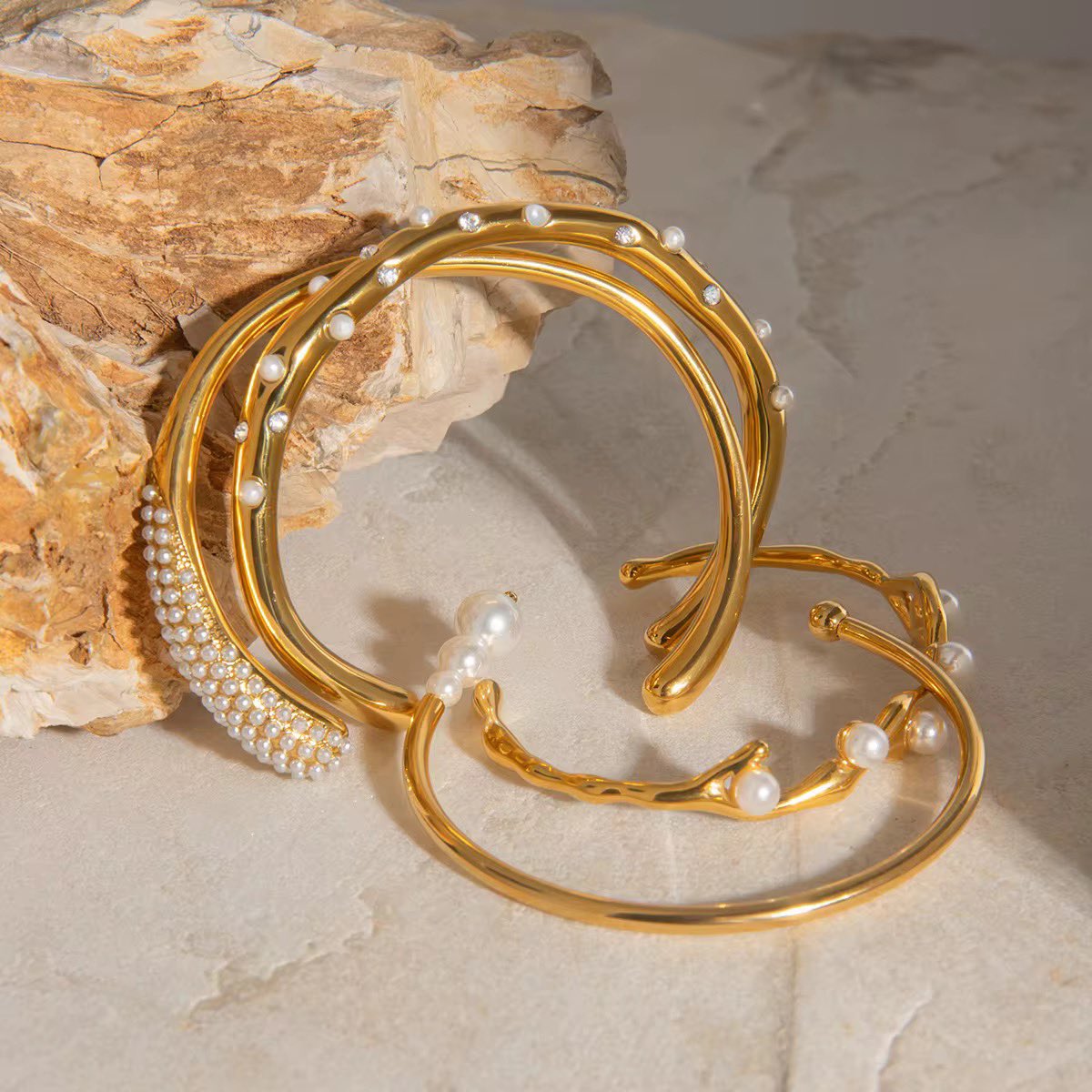 _byhana's tweet photo. Vagues dorées et perles nacrées qui s’enroulent autour de ton poignet. Un bracelet jonc ouvert en acier inoxydable, aussi élégant que remarqué. ✨💛

🛍️ Disponible en précommande

🏷️ 5.000 FCFA

+221 77 182 61 05 / +221 76 688 91 91 https://t.co/loEZHMgOro