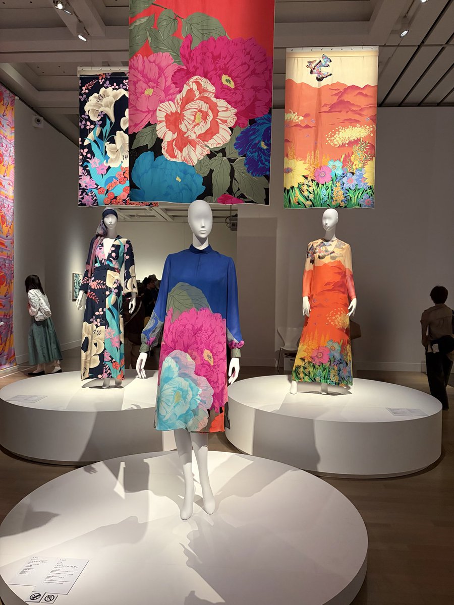 yorubenaiyo's tweet photo. 休日出勤の合間にすべり込んできた👗🦋　すばらしかった https://t.co/JOPV4hKwNa