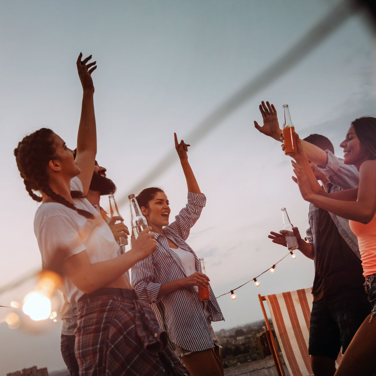 IlPaoloGiordano's tweet photo. Ma abbiamo ancora voglia di divertirci con le canzoni estive o dobbiamo prenderci sul serio anche in spiaggia con 40 gradi? Dalle innocue pinne fucili e occhiali di 60 anni fa ai Rolex, ai "toy" e ai sorrisi cariati di oggi ➡️ https://t.co/koj90XWMha #tormentini #tormentone #pop https://t.co/UDPwm9KN2N