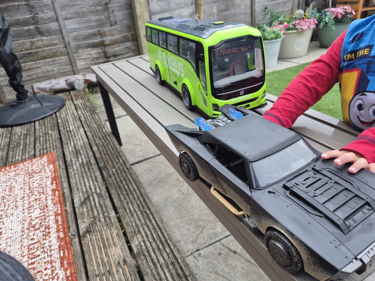 ElBrethers's tweet photo. New scenes shot for the upcoming sequel to Matt Reeves "The Batman" Movie here in Liverpool? @DCOfficial @FlixBus @mattreevesLA #2today https://t.co/qAokhDMXi4