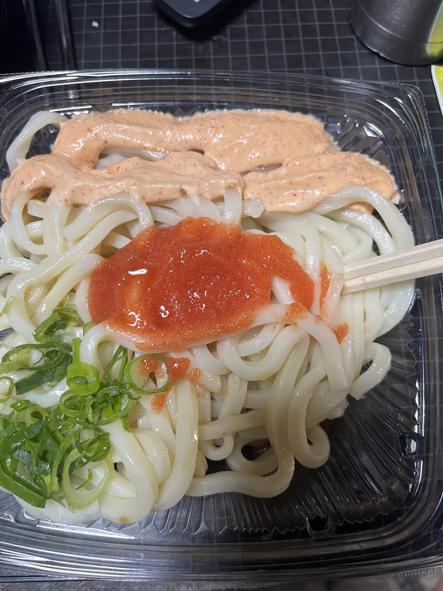 g_o092's tweet photo. 晩御飯です。
クリーミー明太うどんと、うなぎ丼です。
感謝で頂きます。

#今日の晩御飯 https://t.co/mhkxWsLraR