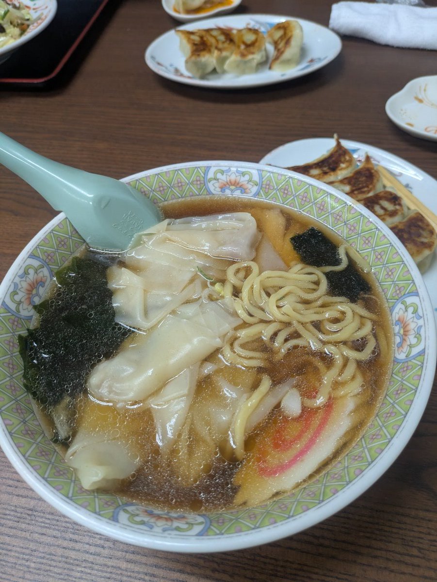 evo4hy's tweet photo. み今晩😺某所で兄と晩飯後カー用品店、ホームセンターに寄り帰国。
ワンタン麺＋餃子🤤いや〜美味😋
#hamaさんにラーメンを見せる会 
#赤城食堂 https://t.co/8ZGEcNAQsn
