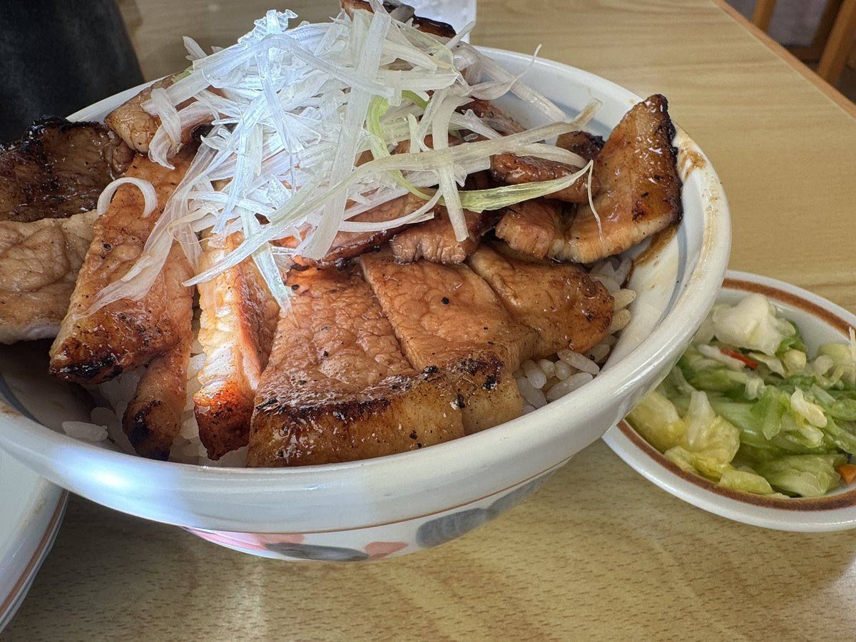 tats_dk's tweet photo. 帯広市内のいっぴんで豚丼
「豚ざんまい」

普段豚肉あまり食べないけど
帯広行くとだいたい豚丼食べてる。
十勝の豚肉は美味しい😊 https://t.co/t2dOWtCZIG