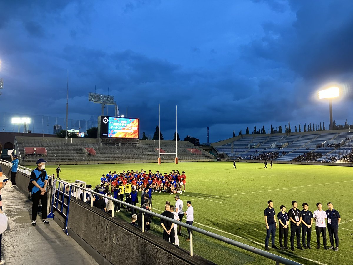 Reinettey's tweet photo. 本日も秩父宮ラグビー場にお邪魔🏉目の前での観戦、臨場感が半端ない。急遽 早稲田の選手の応援に📣会場歩いてたら某選手とバッタリ会ってびっくりしました笑笑🤭
#関東大学ラグビーオールスター https://t.co/Q2CwI6dyg5