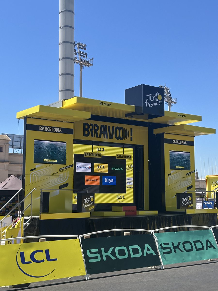Fumybeppu's tweet photo. 2026年ツール・ド・フランス 初日TTTバルセロナ

グランデパールの舞台はバルセロナ。

初日は19.6km、フォーラムからモンジュイックの丘までを駆け抜けるハイスピードなチームタイムトライアルとなりました。

モンジュイックは2009年のツールや、ボルタ・ア・カタルーニャの最終日で幾度となく走った思い出の地。

個人的には2014年のボルタカタルーニャで、ウェストラと3人で逃げを打ちながら、Côte du château de Montjuïcの激坂でアウターを踏み切られ、力負けして逃げ切られた苦い記憶が残る丘でもあります。

近年、チームタイムトライアルはルールが変わり、チーム最速タイムがそのままチームタイムとして採用される方式に。そのためフィニッシュシーンは、かつてのTTTというより個人タイムトライアルに近い趣になっていました。

各チームの戦略と印象

Lidl-Trek：タイムのためにスケルモースを早々に切り離す気合いの入った布陣。ヴェチェクの力強い牽引と、地元バルセロナ出身のアユソの走りが光りました。

Ineos Grenadiers：序盤から飛ばす、徹底した準備の跡が見える走り。ヴォークランのパンクは痛手でしたが、ガンナとフォスのTT力はさすがで、まとまりのある内容でした。

Red Bull - BORA - hansgrohe：前半はスロースタート気味でタイムを失うも、後半にかけて挽回。リエージュ以来のレースとなったレムコは、絞り込まれたコンディションながら、フィニッシュ後はどこか険しい表情でチーム待機所へ戻る姿が印象的でした。

Decathlon CMA CGM :  若干19歳のサクセス率いるデカトロンも前半スローペースで気味だったフィニッシュ後、グランツールらしいメディア対応を見せ、コンディション自体は良好な様子でした。

UAE Team Emirates：後半の山岳インターメディアでポガチャルがトップタイムをマークするも、Vismaに8秒差の2位。デル・トロが牽引するチーム連携の完成度は見事でした。

そして最も輝いたのはVisma | Lease a Bike : 序盤から着実にタイムを刻み、バランスの取れた走りで堂々の初日優勝。

ジロを制したヴィンゲゴーはツールに向けてさらに絞り込んだ仕上がりを見せ、フィニッシュ後のインタビューも余裕すら感じさせる落ち着きぶり。

2024年の大怪我から完全復活し、3大グランツール制覇を成し遂げた男の風格を漂わせていました。

機材面では、ビッグギア1x（64〜68T)がトレンドとして目を引いたのも今回の特徴です。

結果、初日にしてすでに総合争いの候補がかなり絞り込まれる展開に。

Vismaが21分47秒で勝利し、ヴィンゲゴーが早くもマイヨジョーヌに袖を通しました。

第2ステージはタラゴナからバルセロナ・オリンピックスタジアムまで。

モンジュイックを3周するコースで、Côte du château de Montjuïc(1.6km・平均9.3%・最大13%)を3度登るパンチの効いた設定です。

今日よりもさらに気温が上がる予報とあって、目が離せない一戦になりそうです。

#TDF2026 #TourdeFrance