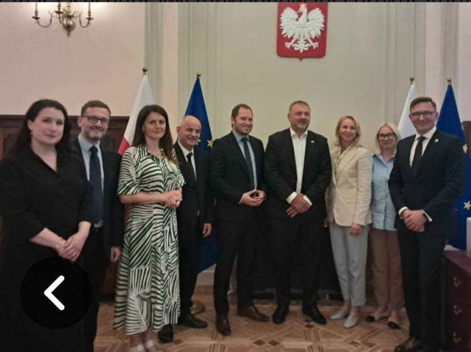 veritasetius's tweet photo. To zdjęcie i cytowane stanowisko doskonale pokazuje, jak szybko zmienia się optyka prokuratorów z @lex_super_omnia . Maski opadły , nie chodzi o praworządność , chodzi o stołki dla swoich.
Gdy były spotkania, uśmiechy, wspólne fotografie i nadzieja na awanse, trudno było usłyszeć tak stanowcze apele o transparentność. Była praworządność, jak @w_zurek ją rozumie. Dziś, gdy nominacje zostały wstrzymane, nagle odkryto, że obywatele mają prawo wiedzieć, dlaczego zapadają negatywne decyzje kadrowe. Oby ta nowo odnaleziona troska o przejrzystość nie była jedynie reakcją na własny brak awansu, lecz rzeczywistym postulatem obowiązującym niezależnie od tego, kto akurat korzysta z systemu. W przeciwnym razie pozostanie wrażenie, że transparentność jest potrzebna tylko wtedy, gdy przestaje być @lex_super_omnia wygodnie.