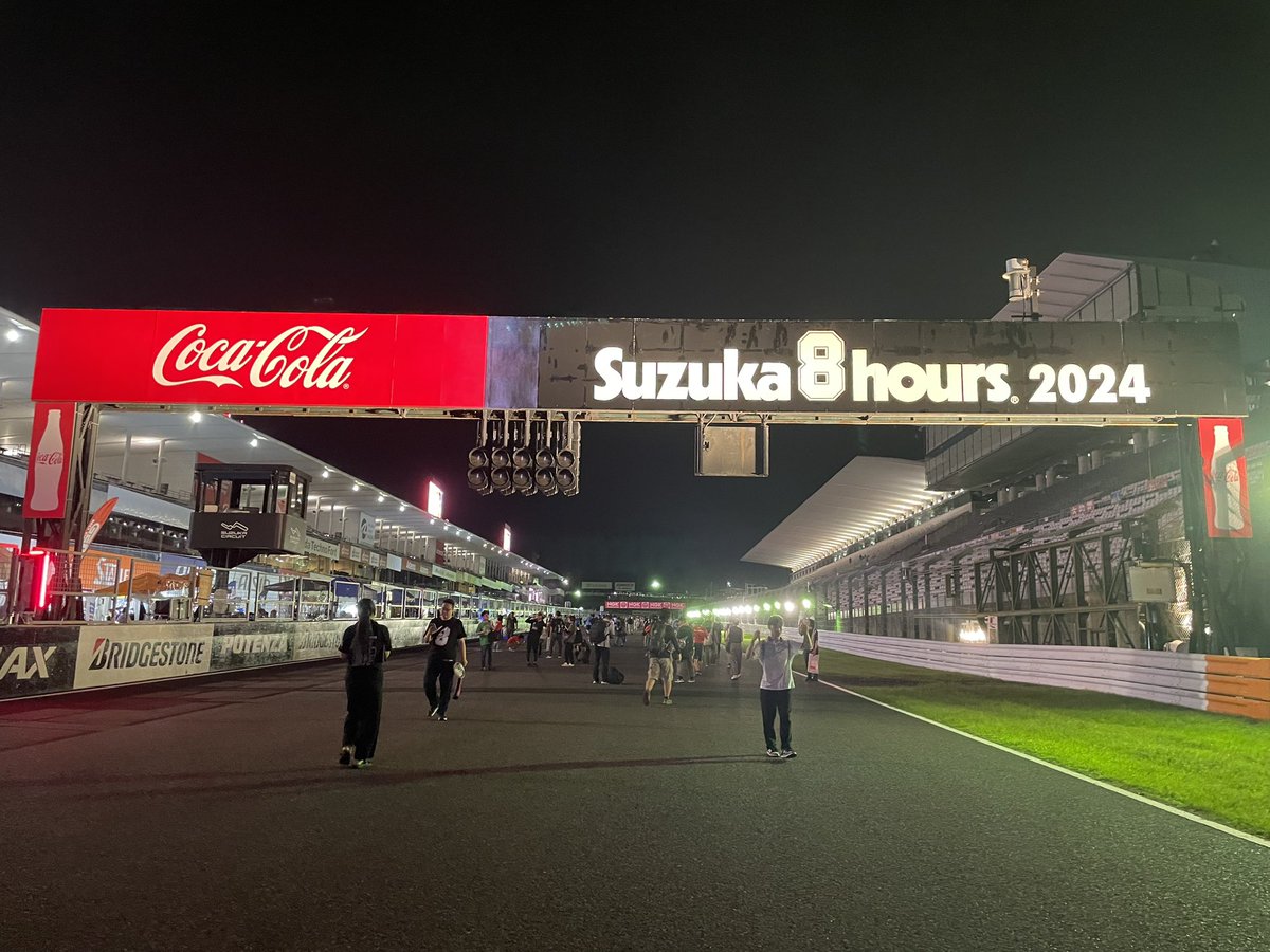 Ayanodiamond's tweet photo. 鈴鹿8耐が終わると
夏が終わった気がしてた

去年まで
8月開催だったから

今年は
これからが夏本番っ☀️

今回は直前でダメになり
2023年から続いてた現地参戦
途切れちゃって残念🥲

来年はまた
あの熱気と爆音を現地で感じたいな♪
懐かしの写真を添えて😊

バイクのお祭り、またね🏁🏍³₃ https://t.co/kODWU8sXaJ