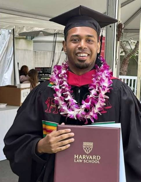 Cultination1's tweet photo. 🇺🇸🗑️🎓 Rejeté par toutes les universités, il devient  ÉBOUEUR… avant d’être diplômé de HARVARD.

Abandonné par sa mère et confronté à la pauvreté, Rehan Staton a quitté l'école avec de mauvais résultats et a travaillé comme éboueur pour AIDER son père. Encouragé par ses collègues, il a repris ses études et a finalement été admis à la prestigieuse Harvard Law School.

Diplômé en 2023, il est DEVENU AVOCAT à New York. Il a également récolté 70 000$ pour aider le personnel d'entretien de Harvard, affirmant que sa réussite est LE FRUITde la solidarité de ceux qui ont CRU EN LUI.
(ABC News)