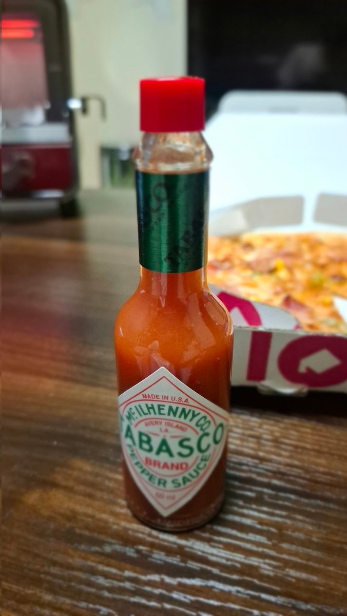 saku2uki's tweet photo. 久々のカラオケ🎤🎶
楽しかったのだ！
そして今日は10.4ピザ🍕
本物タバスコも買ってきた🌶️
最近のこだわり…、
ピザは一枚一枚をオーブンで温めてから食べてます🍕
#カラオケ
#ピザ
#10.4ピザ https://t.co/0tFu8ajDw5