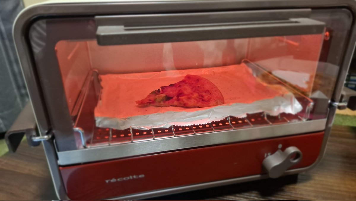saku2uki's tweet photo. 久々のカラオケ🎤🎶
楽しかったのだ！
そして今日は10.4ピザ🍕
本物タバスコも買ってきた🌶️
最近のこだわり…、
ピザは一枚一枚をオーブンで温めてから食べてます🍕
#カラオケ
#ピザ
#10.4ピザ https://t.co/0tFu8ajDw5