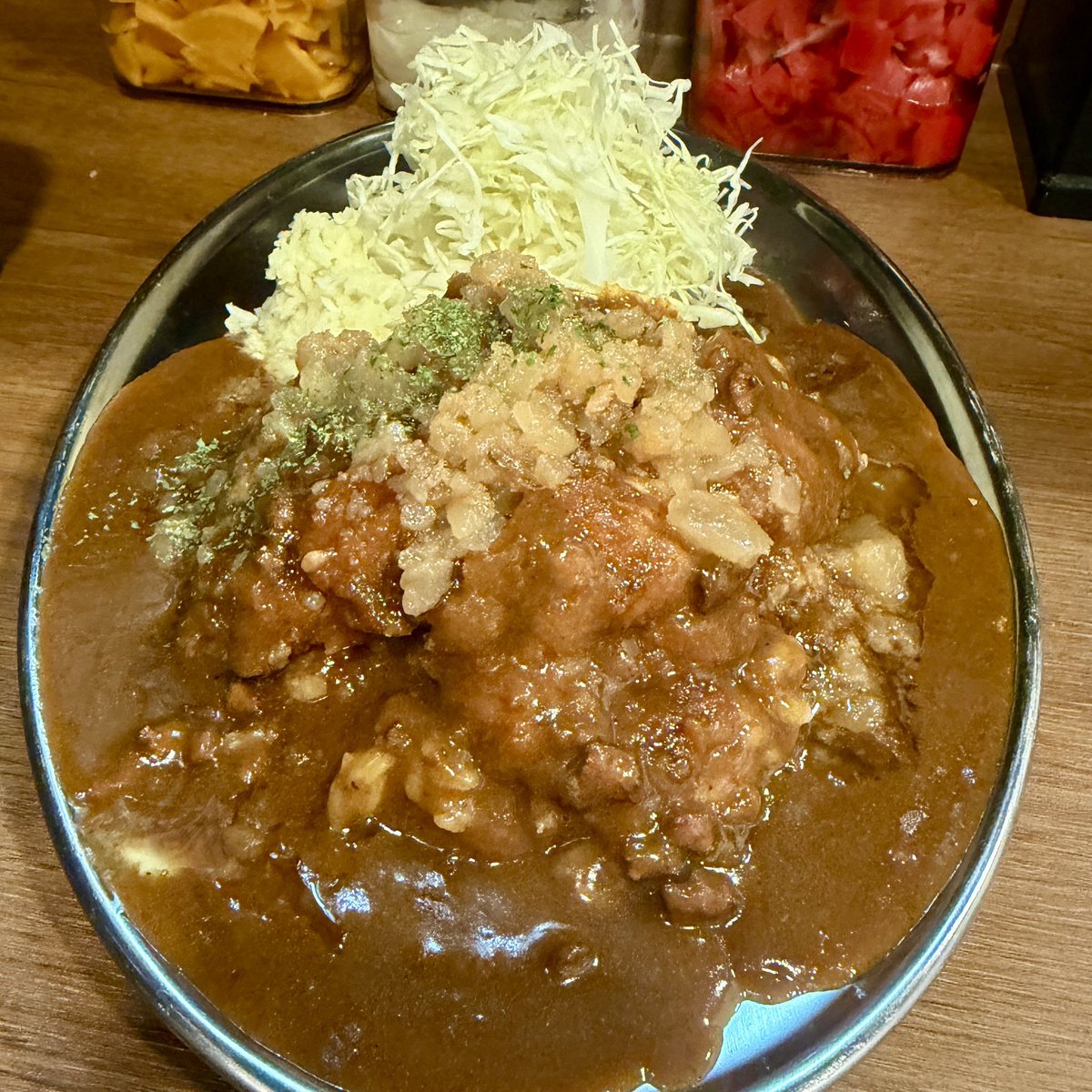 asakawa1978's tweet photo. たまに食べたくなる中野のケンちゃんカレーで“ケン二郎カレー”
アブラ、ニンニク、ヤサイはマシマシまで可能。
卓���トッピングで��神漬けからニンニクチップまで豊富で味変も楽しめます。
ボリュームあるけどサクッといけてしまう。 https://t.co/Cf6Ln3Tvuv