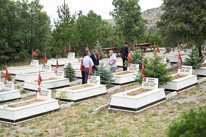 avorhankayhan's tweet photo. “Akşam namazı sırasında gerilla kıyafeti giymiş, ikisi kadın çok sayıda kişi camiyi bastı. Köyün 50 metre dışındaki kayalığa götürdüler.
“Daha sonra iki kadın evlere giderek kadınları ve çocukları da getirdi. Bizi bir süre sağa sola koşturdular. Aradan yarım saat geçtikten sonra gür bir ses ‘Ateş serbest’ diye bağırdı. O anda kurşunlar yağmaya başladı.
Her taraftan kan fışkırıyordu. Daha sonra ölmeyenleri de öldürüp, 80 haneli köyün 50’sini ateşe verdiler. Ben saldırıdan ölü numarası yaparak kurtuldum.”

— Başbağlar Katliamı’nı yaşayan Hüseyin Keskin

Bu ifadeler, 5 Temmuz 1993’te Başbağlar Köyü’nde yaşanan vahşetin insanlık dışı boyutunu bütün çıplaklığıyla ortaya koymaktadır. Burada hedef alınan yalnızca masum insanlar değil; kardeşliğimiz, birliğimiz ve ortak geleceğimizdir.

Kardeşliğimize kast eden terörle de, teröristle de hesabımız vardır.
Bu topraklarda acılar üzerinden nifak üretmek isteyenlere karşı durmak; hafızamızı diri tutmak, adaleti ve hakikati savunmak hepimizin ortak sorumluluğudur.

Teröre kurban edilen tüm canlarımızı saygı ve minnetle anıyor; milletimizin birliğini hedef alan her türlü terör eylemini ve karanlık zihniyeti bir kez daha lanetliyoruz.