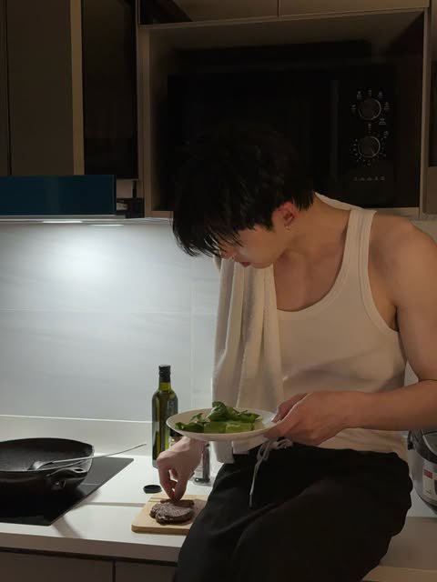 meowpphu's tweet photo. Am I trippin? They both posted this kinda pic on their bday😶‍🌫️ bf reveal i guess??? https://t.co/bC4dvEvEIR