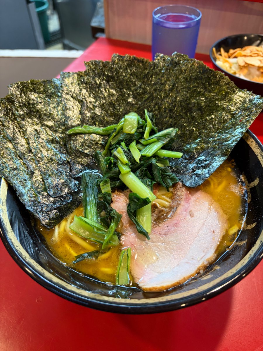 kahi911's tweet photo. 横浜市西区　横浜駅
家系総本山 ラーメン吉村家
ラーメン、のり

安定感のある美味しさでした。
動物と醤油の力強さとスッキリ感が共存したバランスの一杯。
燻製チャーシューもとても美味しい。26.07.05 https://t.co/gtvCHp8OWM