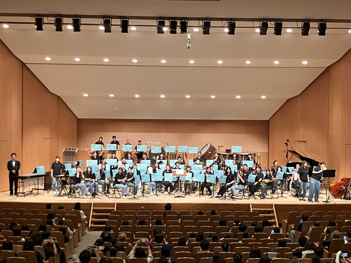 yagigakkiten's tweet photo. 今日は、弊社ホールでいつも練習をされている港南吹奏楽団様の定期演奏会に伺いました🎶
毎回心を揺さぶられる素晴らしい演奏を聴かせてい���だいています♪
写真は演奏会の中での写真撮影コーナーの様子📸
港南吹奏楽団の皆様お疲れ様でした❣️

#港南吹奏楽団 https://t.co/Rob9H9liPC