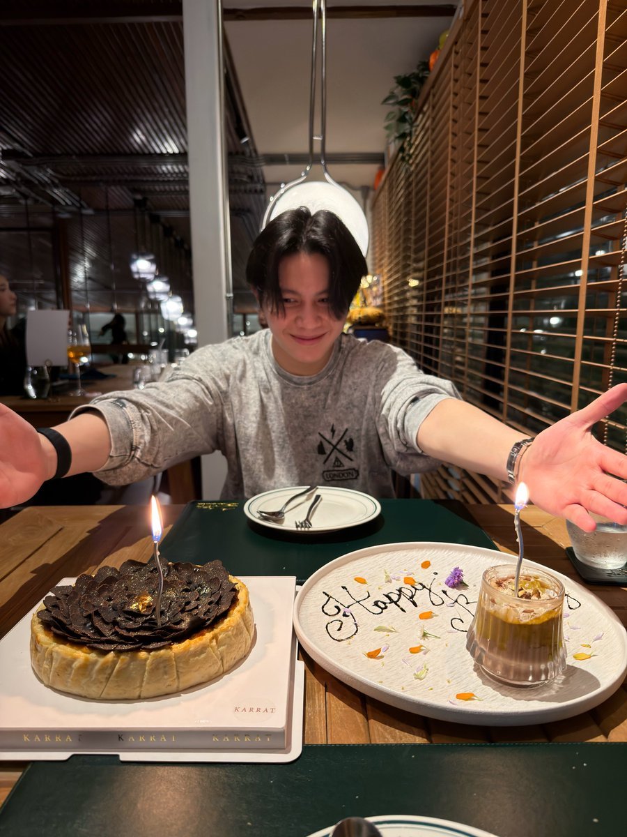 MWETuan's tweet photo. ถ้าเจอคนแบบวิลเลี่ยมเข้าไป ต่อให้โสดมาเป็น10ปี มันก็จะกลัวทำไมวะความรักอ่ะ คือยุ่งแค่ไหนก็มีเวลาให้แบบนี้ จะไม่ให้พี่เอสรักวิลเลี่ยมได้ไง เข้าใจพี่เอสทุกอย่างแล้วจริงๆ

#WilliamEst https://t.co/SErcgBcOVh