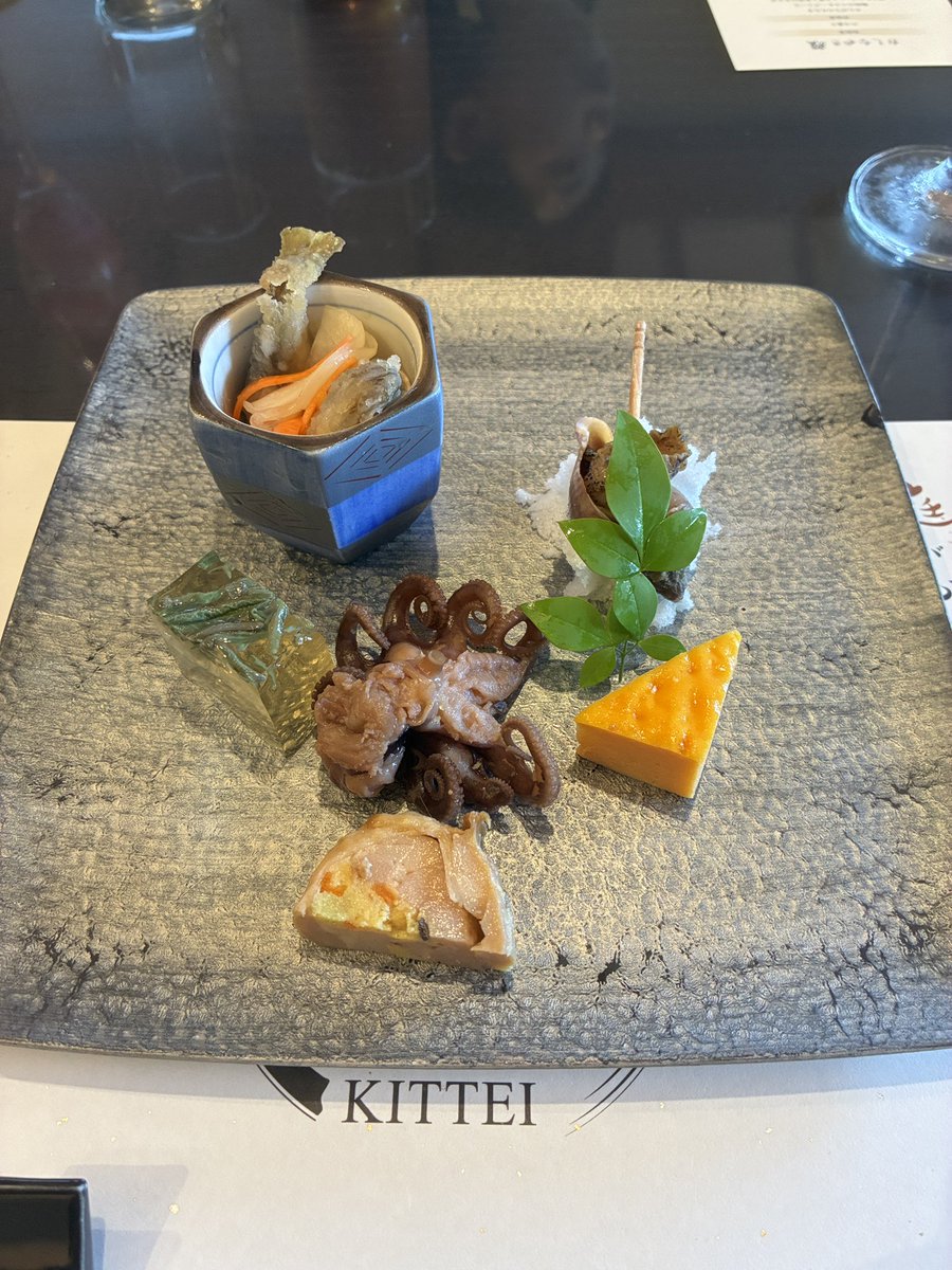 jibari_afi's tweet photo. ちょいと家族のお祝いごとがあったのでお店をチョイスしたんだけどなぜかレストラン側ではなくお庭のすごい離れのスイートルーム案内されて冷や汗でまくり、ちびりそうでした。けどみんな喜んでくれたし、こういうことができるのもアフィ活のおかげだね🐱 https://t.co/hrMOmmBO9S