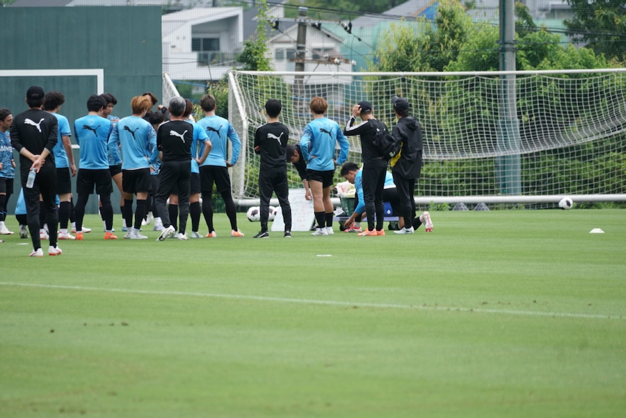 etotakashi's tweet photo. 中村憲剛ヘッドコーチ、練習内容を丁寧に説明／7月5日の練習レポート【麻生レポート】
https://t.co/UqnvYoe4PD #frontale #アディクト https://t.co/jBstzywlVg