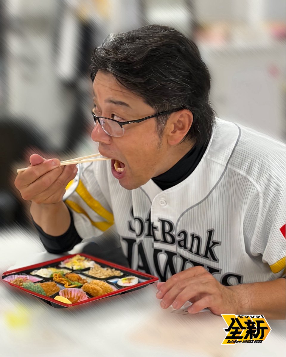 HAWKS_chikugo's tweet photo. 髙谷コーチもおじ鷹🍱
パクり😋👍✨

#sbhawks #全新 #タマスタ筑後 #筑後おじ鷹デー https://t.co/DOLFUxE8Gj