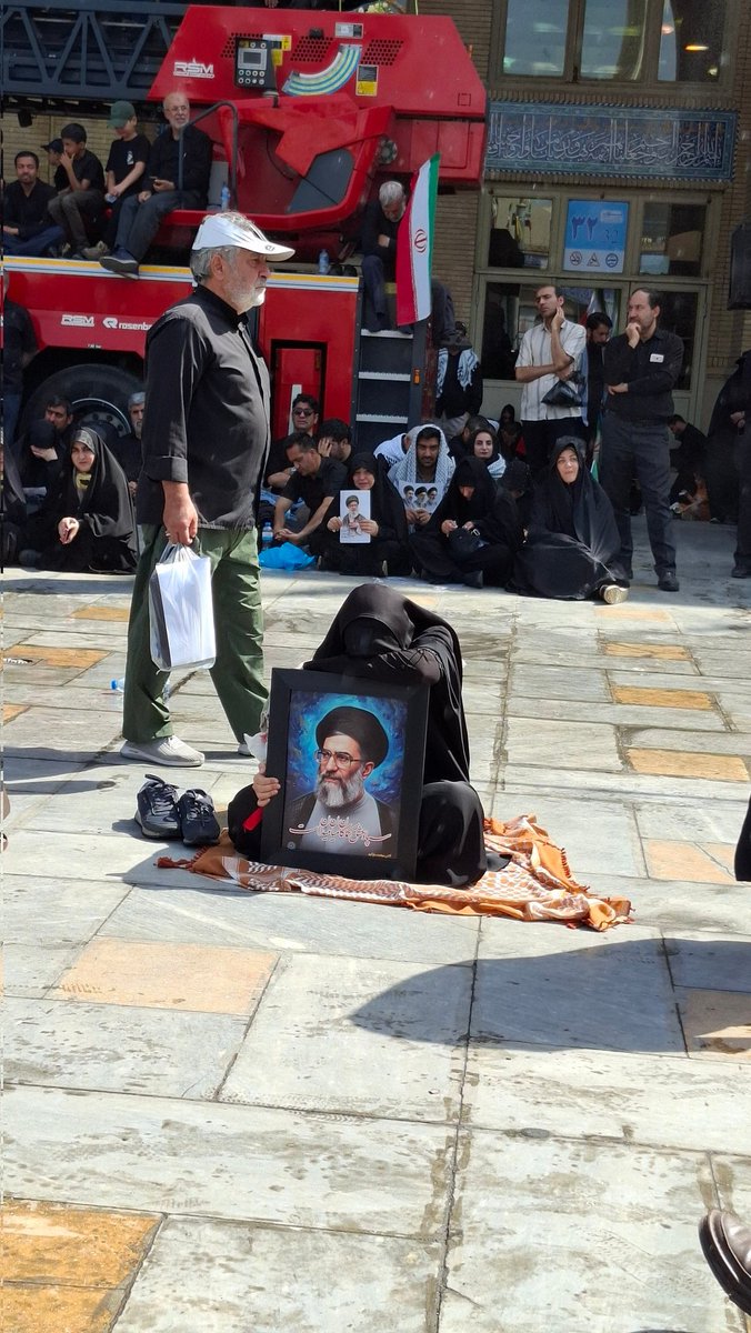 dokhtare_sin's tweet photo. در سوگ رهبرم سیدعلی😭

#باید_برخاست 
#خیمه_انقلاب https://t.co/ez6GHujtQd