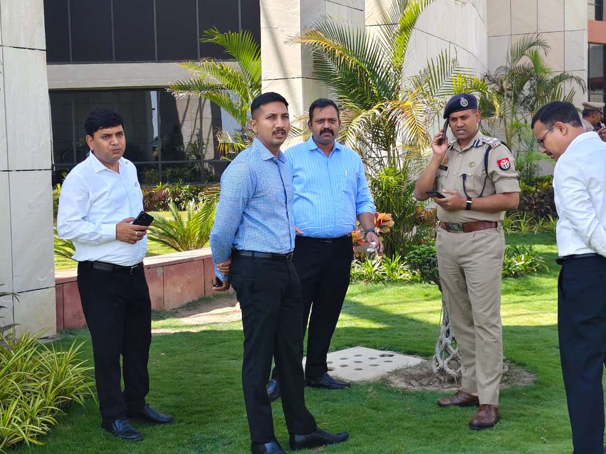 lkopolice's tweet photo. राष्ट्र प्रेरणा स्थल व बूथ अध्यक्ष शिवाजी रावत के आवास पर आयोजित कार्यक्रम के दृष्टिगत @LoJcp द्वारा कार्यक्रम स्थल का निरीक्षण कर सम्बन्धित को दिये गये आवश्यक दिशा-निर्देश।

@Uppolice @dgpup @CMOfficeUP https://t.co/3GnXIGwClY