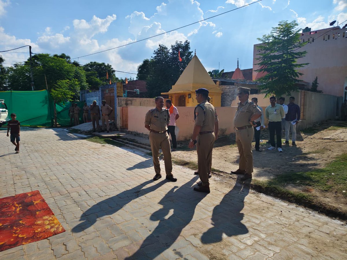 lkopolice's tweet photo. राष्ट्र प्रेरणा स्थल व बूथ अध्यक्ष शिवाजी रावत के आवास पर आयोजित कार्यक्रम के दृष्टिगत @LoJcp द्वारा कार्यक्रम स्थल का निरीक्षण कर सम्बन्धित को दिये गये आवश्यक दिशा-निर्देश।

@Uppolice @dgpup @CMOfficeUP https://t.co/3GnXIGwClY