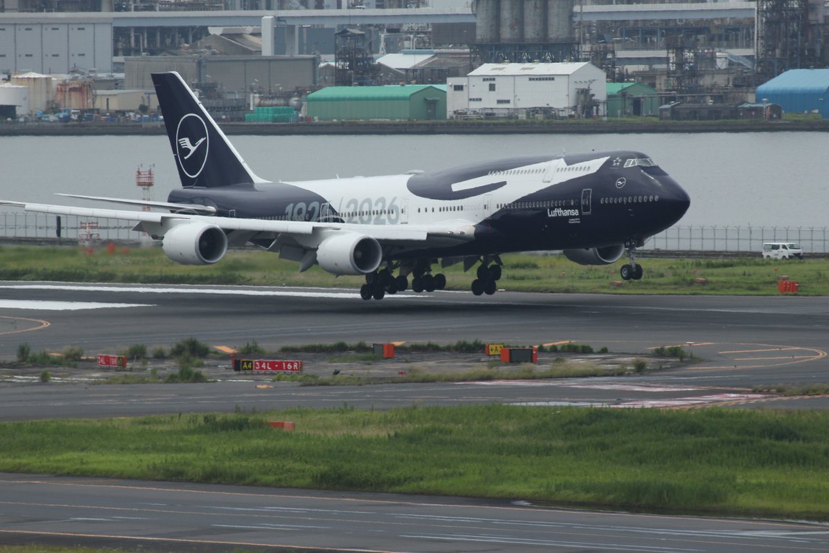 YasKudo's tweet photo. 今日のフライト前に RJTT T1 のデッキにて、
B747-8 Luthansa 100周年記念 Livery (D-ABYN) に二度目の邂逅。
やはり美しい～。

RJTT で見られる最後の定期便の「ジャンボジェット」。
残された見られる機会を大切にしたい！ https://t.co/iGjs6iQhjz