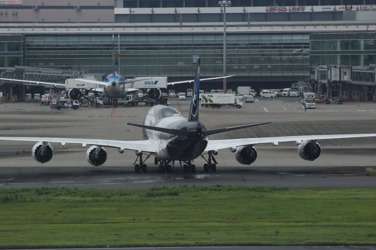 YasKudo's tweet photo. 今日のフライト前に RJTT T1 のデッキにて、
B747-8 Luthansa 100周年記念 Livery (D-ABYN) に二度目の邂逅。
やはり美しい～。

RJTT で見られる最後の定期便の「ジャンボジェット」。
残された見られる機会を大切にしたい！ https://t.co/iGjs6iQhjz