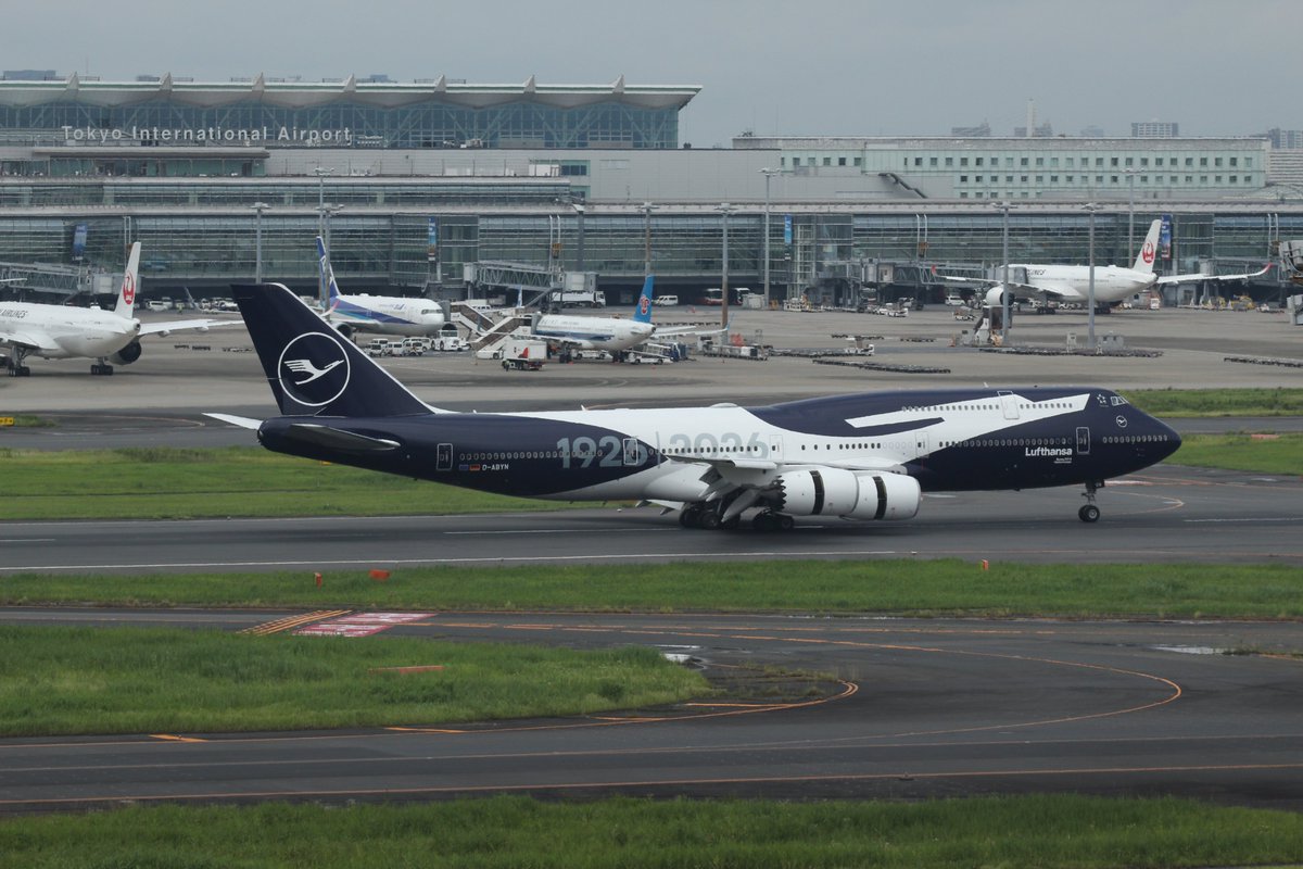 YasKudo's tweet photo. 今日のフライト前に RJTT T1 のデッキにて、
B747-8 Luthansa 100周年記念 Livery (D-ABYN) に二度目の邂逅。
やはり美しい～。

RJTT で見られる最後の定期便の「ジャンボジェット」。
残された見られる機会を大切にしたい！ https://t.co/iGjs6iQhjz