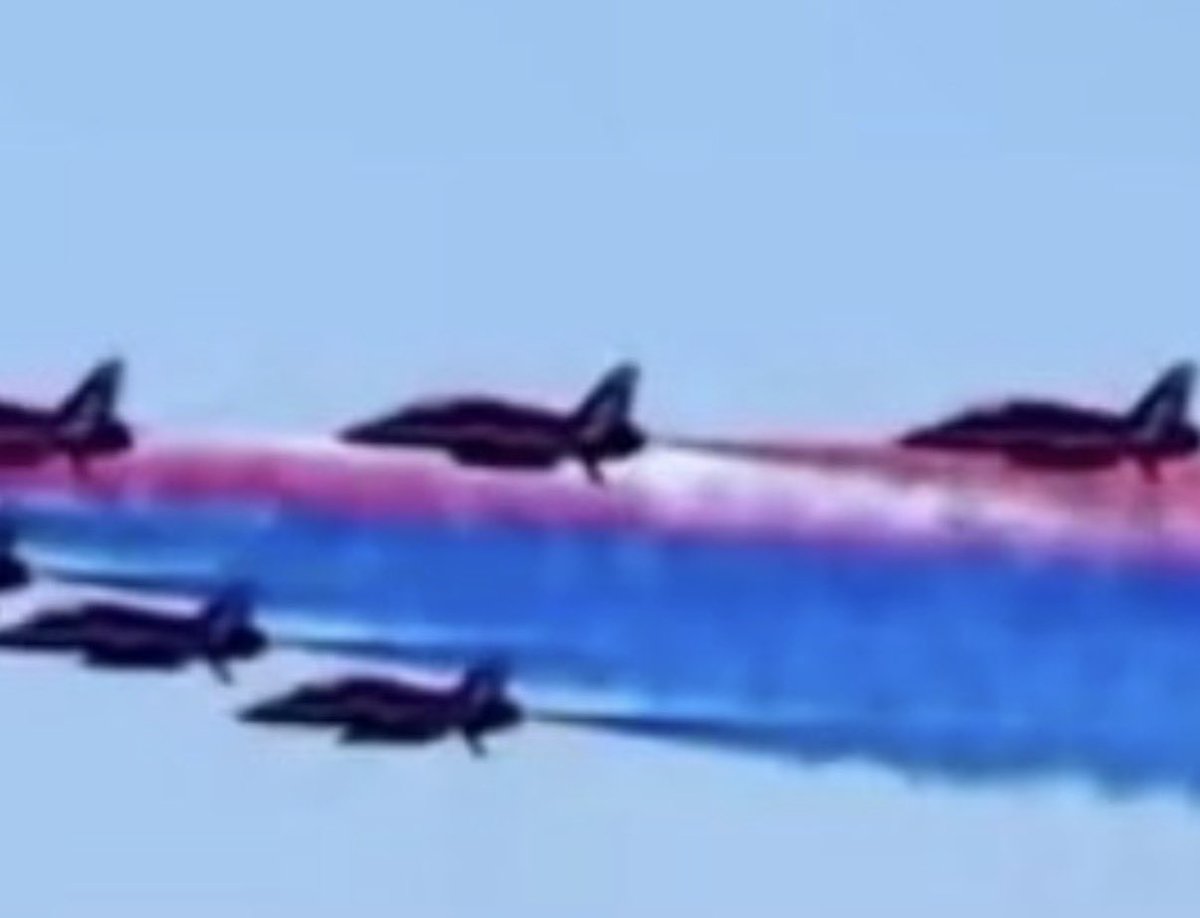 tim_latchford's tweet photo. @Tennis_Djoker @blueskyfirefly1 @CuriousLuke93x @HistoryBoomer No, it’s the RAF Red Arrows, flying BAR Hawk T1. The article you posted shows the French flying Alpha Jets. Key indicators. Alpha Jet has a high wing, Hawk has a low wing. Also, the alpha jets in your article are blue. These Hawks are red (see both pictures). https://t.co/s6diAFdUWS