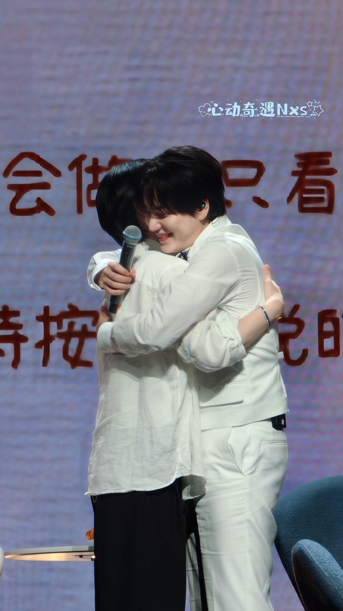 hyuksberry's tweet photo. The height difference and the way Hyukjae fits so well in kyuhyun's arm 🥹🫳🏻 I'm melting 🫠🫠🫠 https://t.co/3ERUTwiNX8