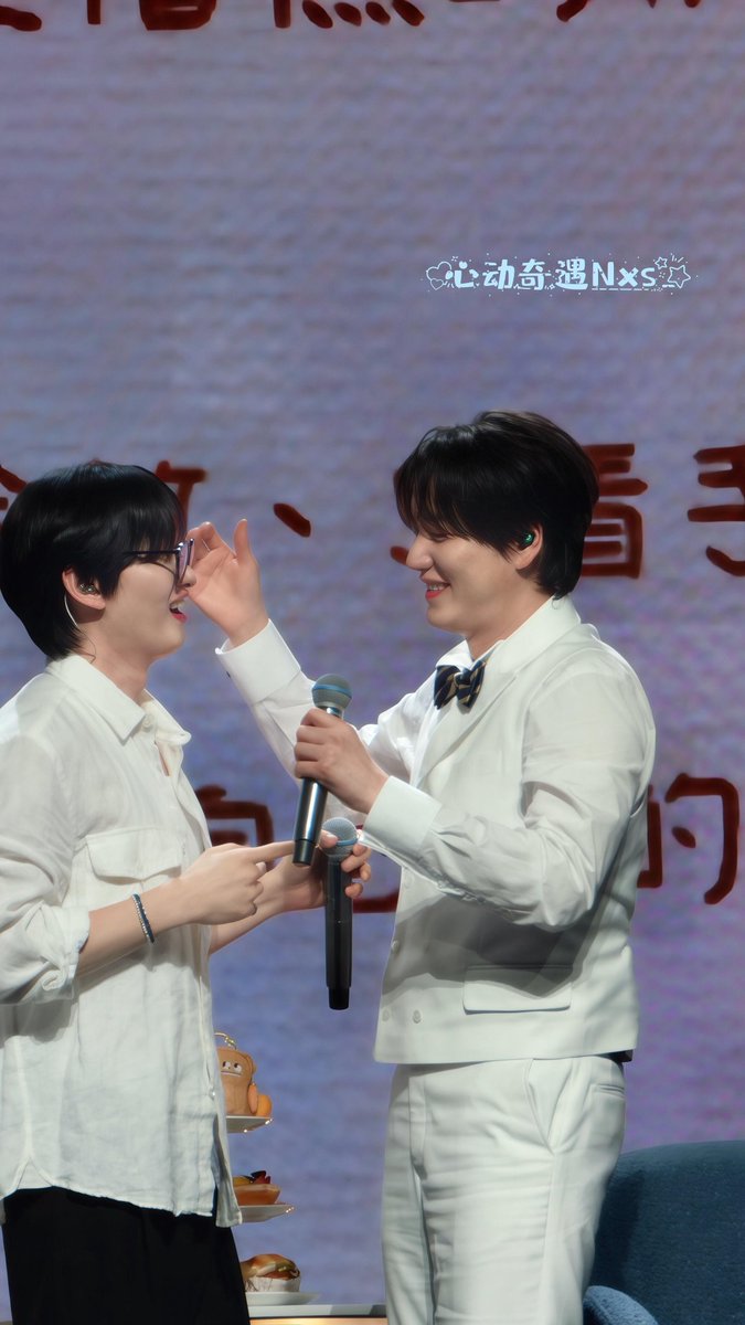hyuksberry's tweet photo. The height difference and the way Hyukjae fits so well in kyuhyun's arm 🥹🫳🏻 I'm melting 🫠🫠🫠 https://t.co/3ERUTwiNX8
