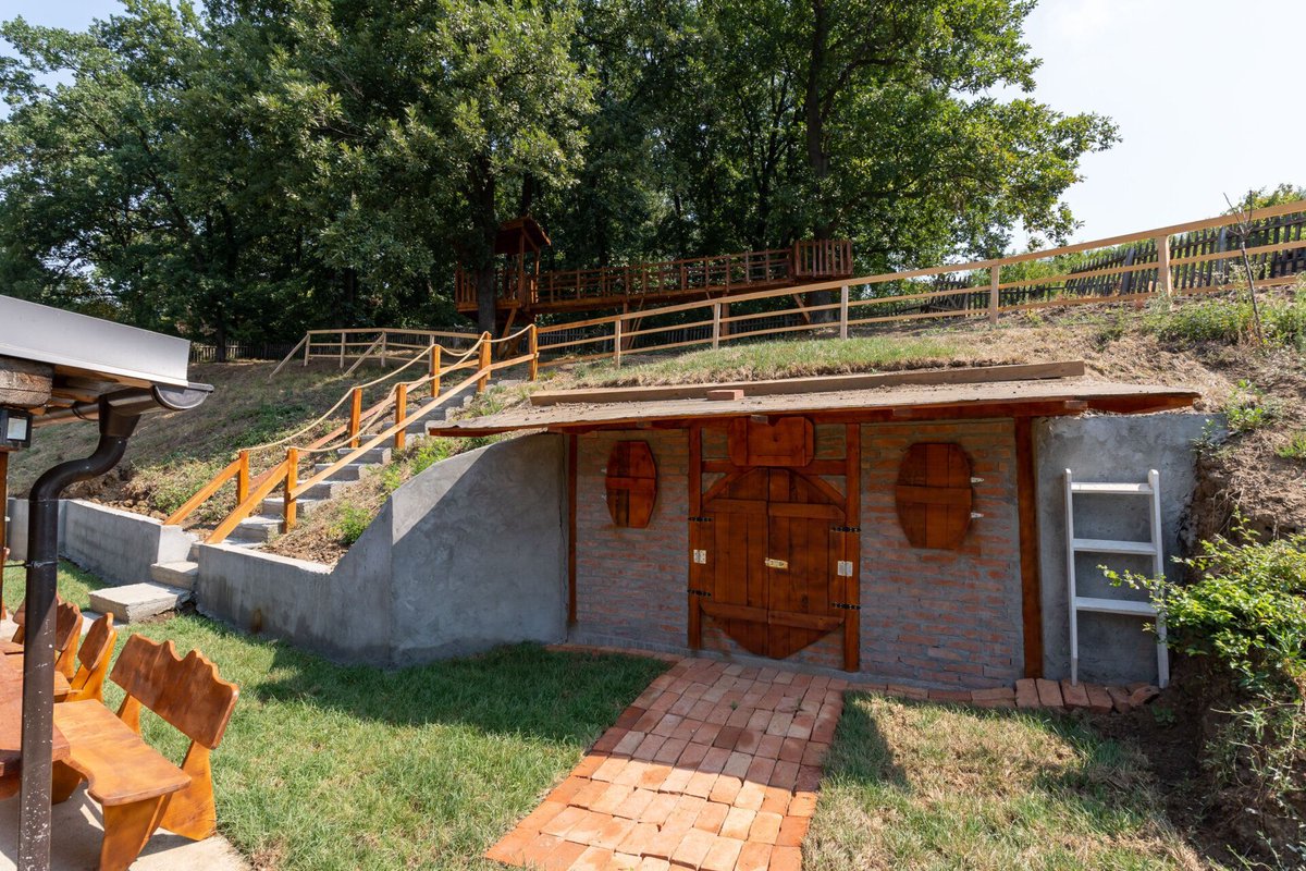 weekendica_com's tweet photo. Hobbit House &amp; Pool 💯 

Nije mit da postoji gradska avantura stvorena za Vas, tako da ako verujete u fantazije Hobbit House &amp; Pool je odličan izbor. Objekat se nalazi u Rakovici na obodu Miljakovačke šume i jednostavno se do njega dolazi. 

Više na: https://t.co/kJDwZf1rVo https://t.co/xXpNtTH84K